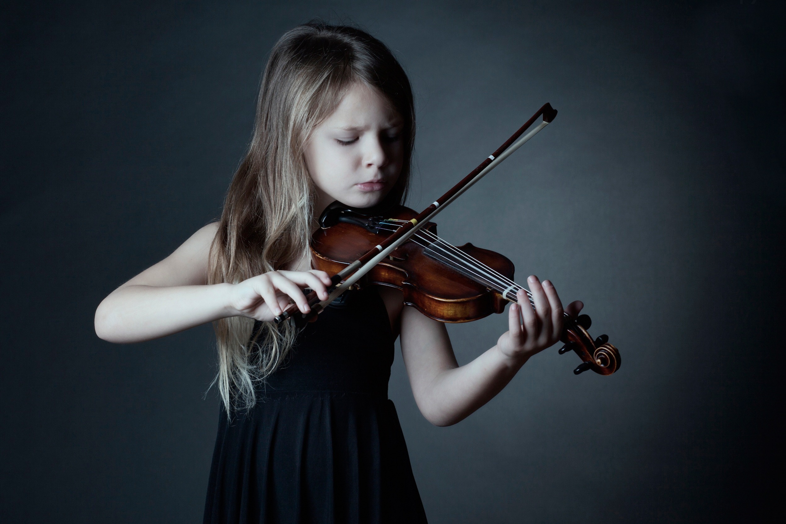 Violins playing and the angels crying. Девочка со скрипкой. Скрипка для детей. Игра на скрипке.