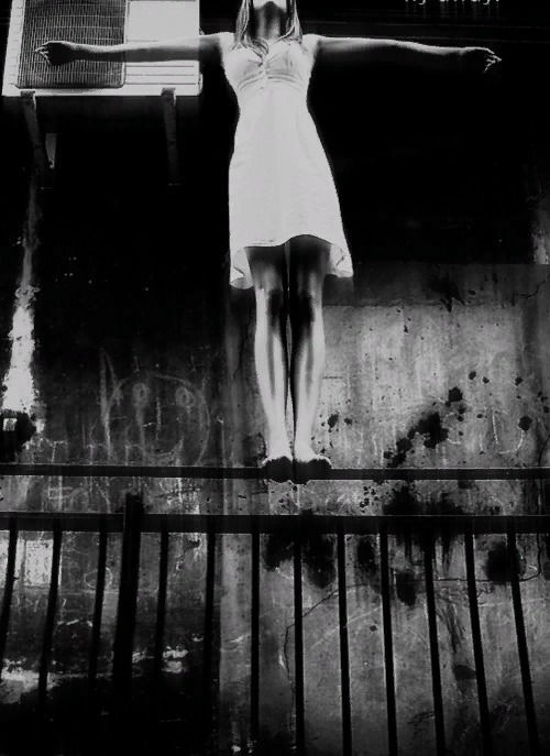 Картина самоубийца девушка