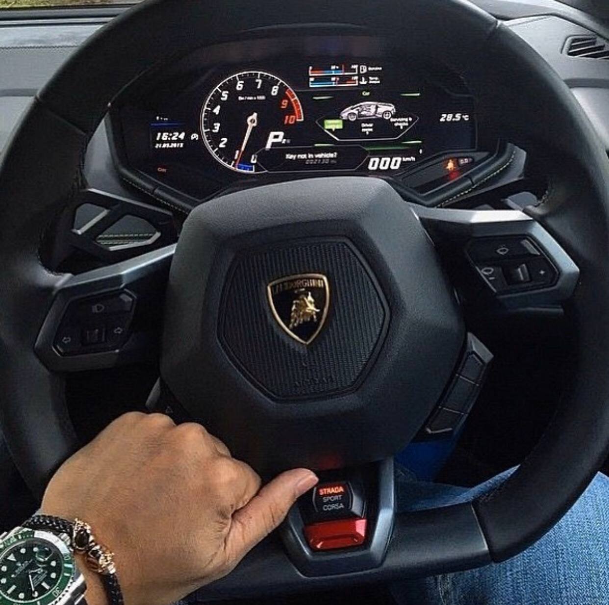 За рулем Lamborghini