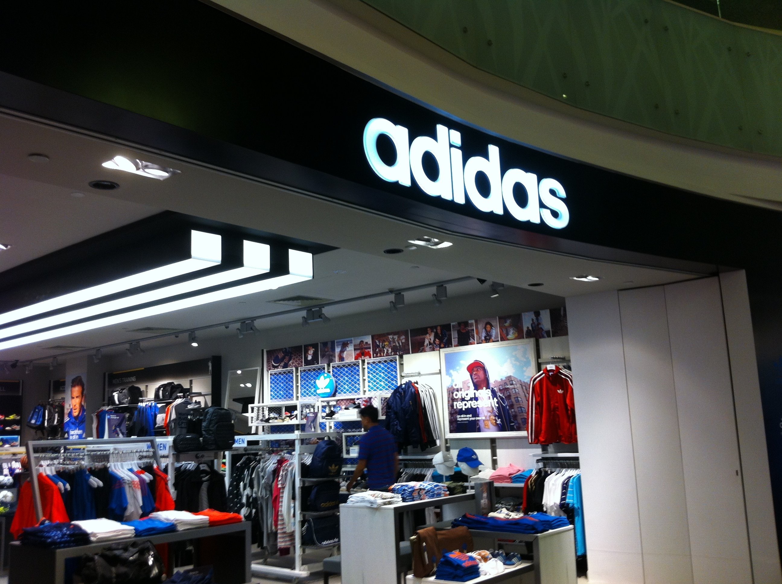 Адидас рядом. Adidas Store. Adidas shop. Фотомагазин адидас. Фирменный магазин adidas.