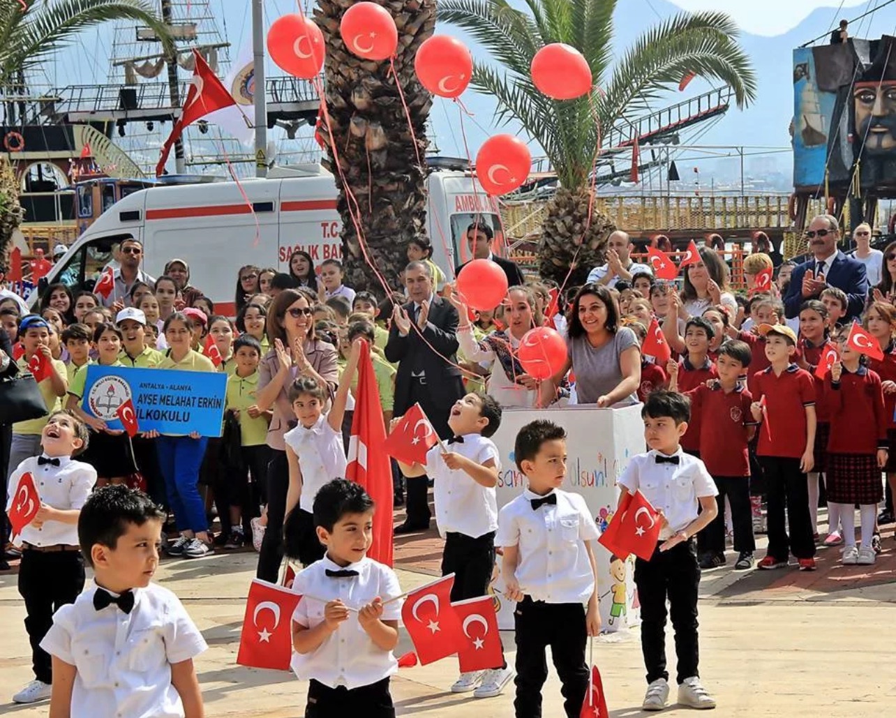 23 апреля в турции какой праздник. 23 Апреля праздник в Турции. 23 Nisan праздник в Турции. День национальной независимости и детей Турции. День детей в Турции.