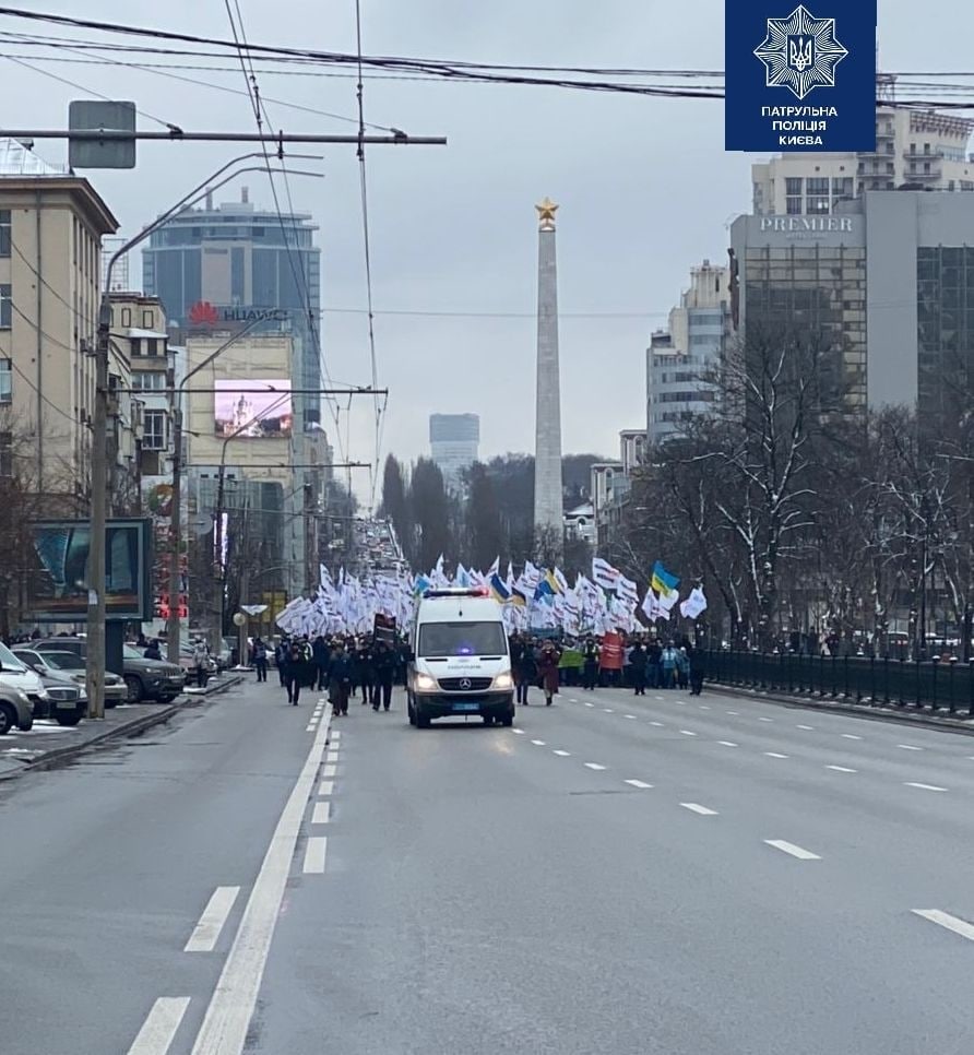 Киев новости сегодня. Колонна милиции. Saveфоп в Киеве. Протесты в Киеве сейчас. Киев Майдан фото.