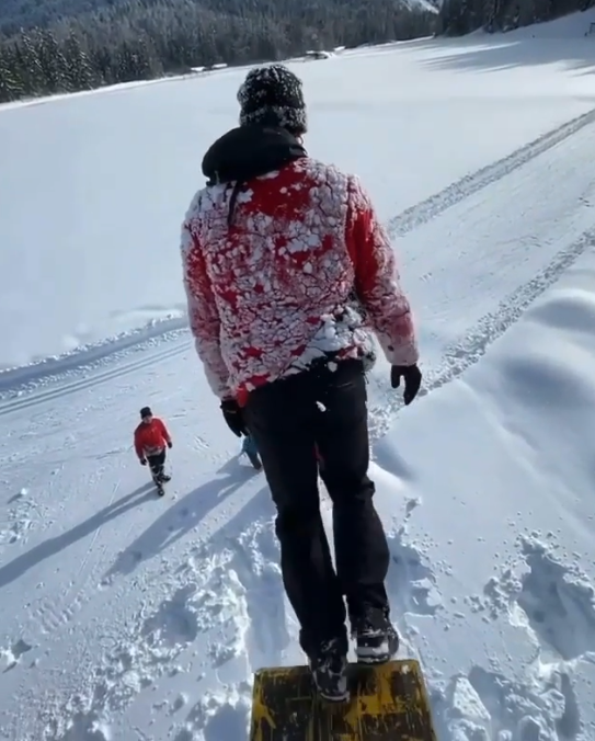 Salto al vacío en la nieve