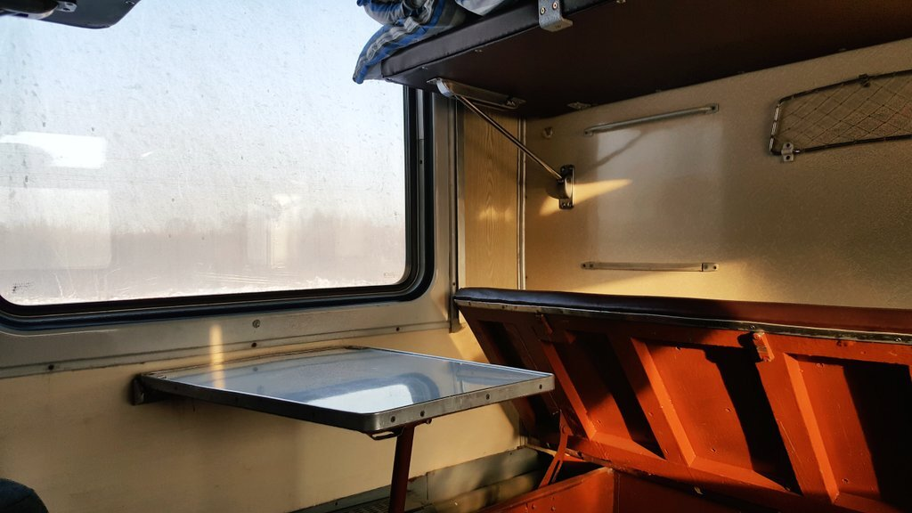 Плацкарт в 2024 году. Рундук для багажа в поезде 030 купе. Верхняя полка КАМАЗ 5350. Складной столик в поезде. Складной столик в купе.