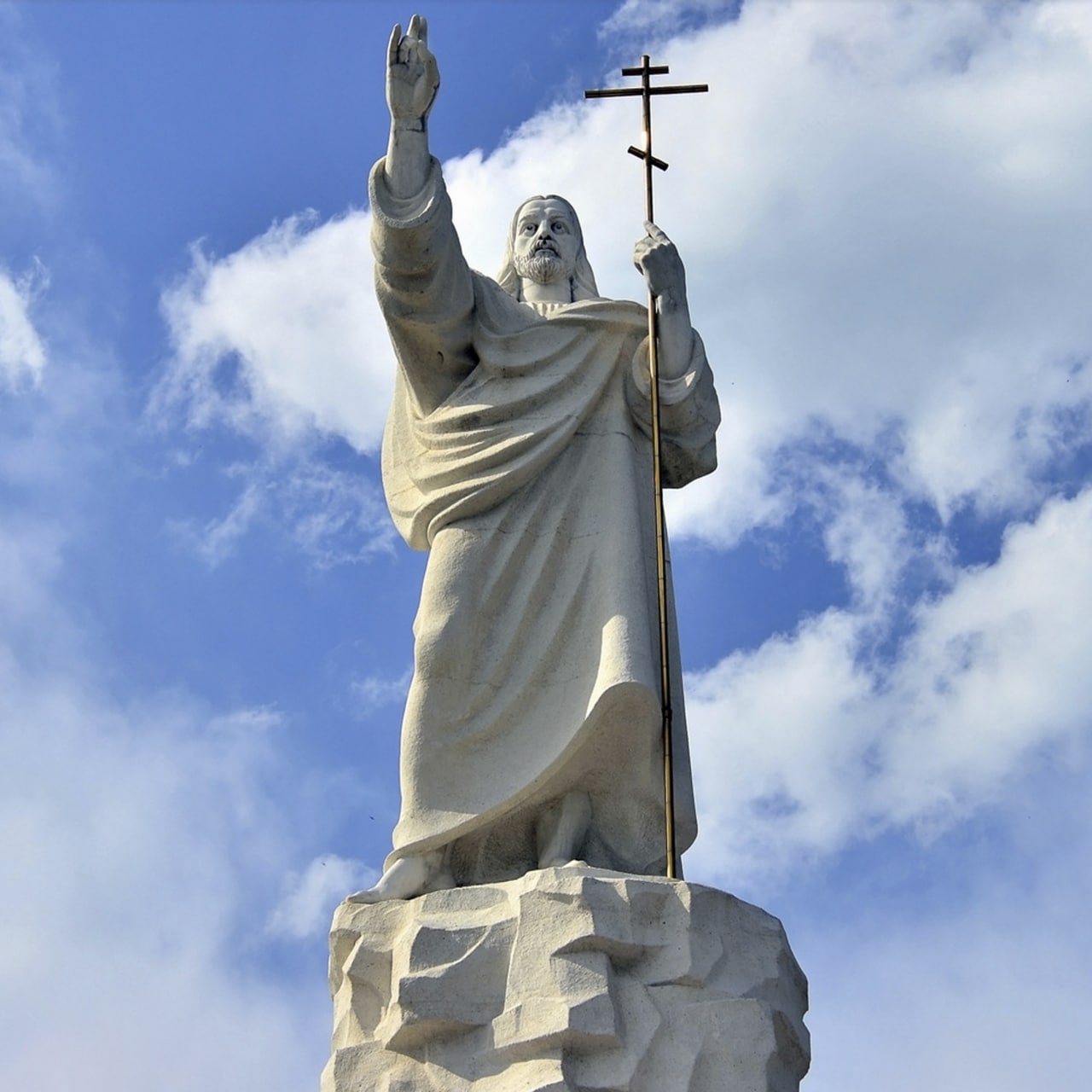 статуя иисуса христа в ессентуках