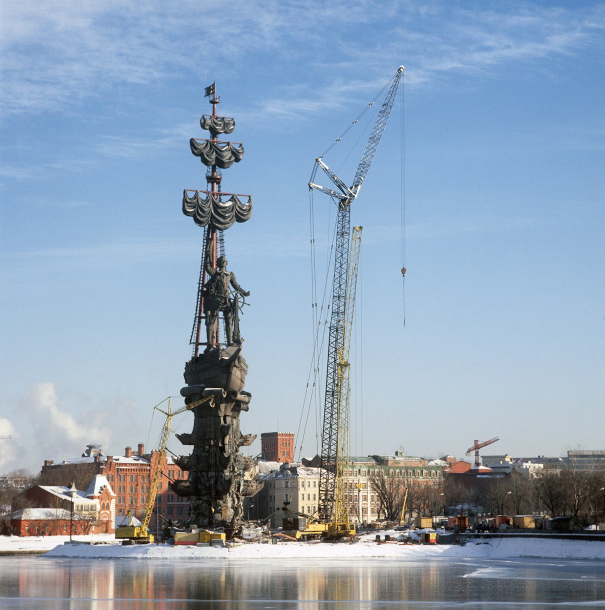 Памятник петру 1 в москве созданный по проекту скульптора зураба огэ