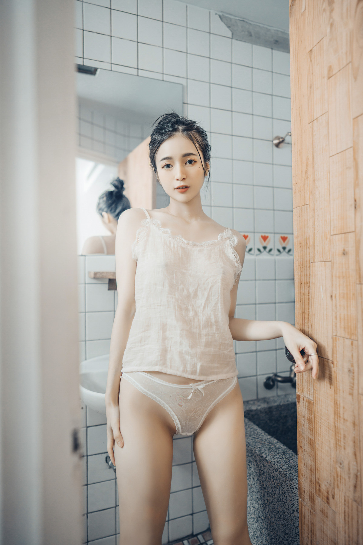 終於約到女神泡湯，浴巾一直掉，最後不穿了直接拍 S級美女-辰辰 Vol.02 1