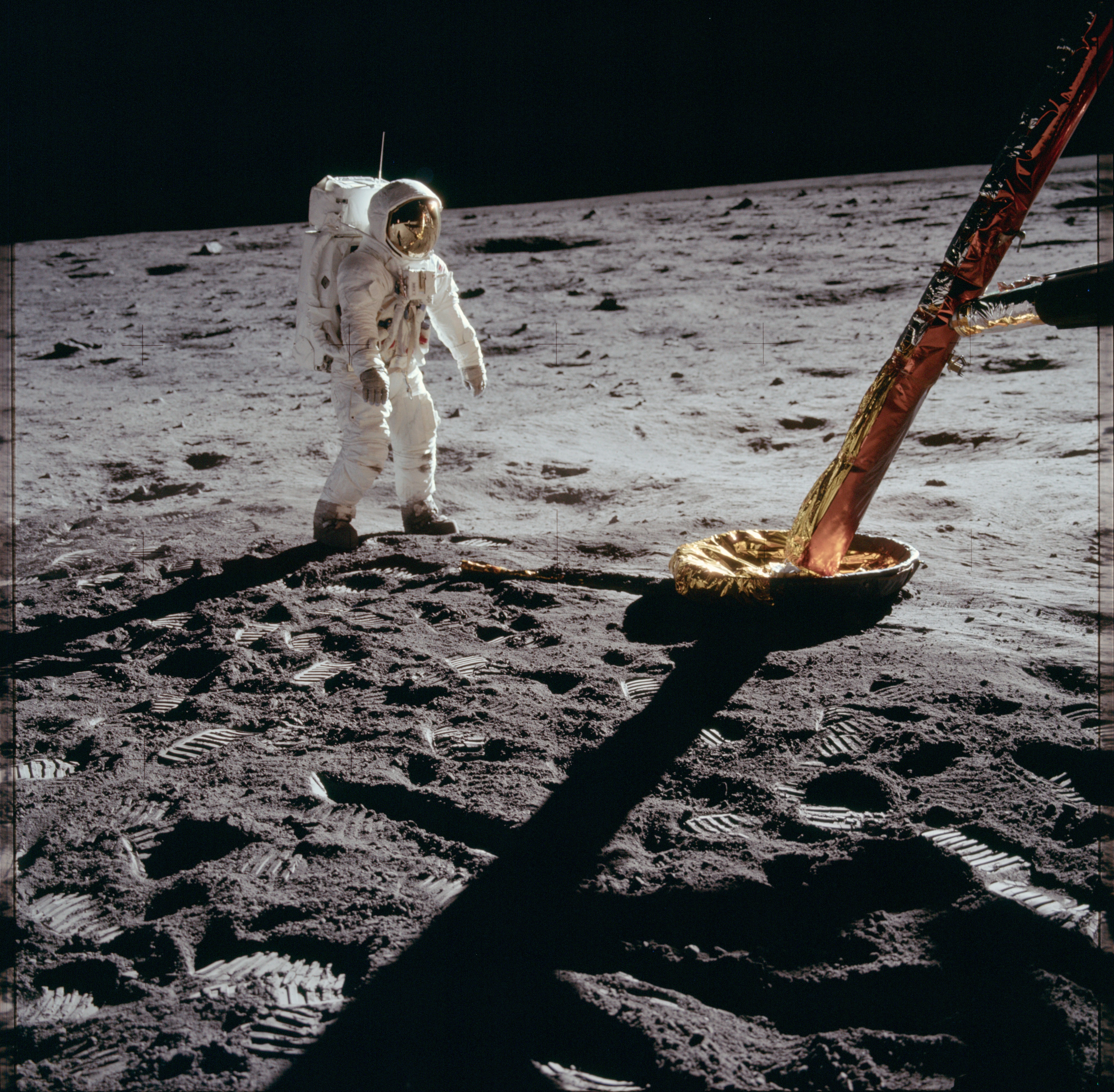 Первый выход человека на луну. Аполлон 11 высадка на луну. Аполлон 11 Армстронг. Эдвин Олдрин на Луне.