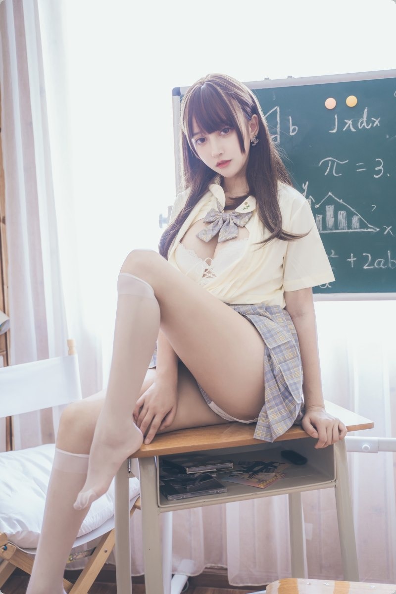 [Cos]过期米线线喵 - 教室写真[30P] 8