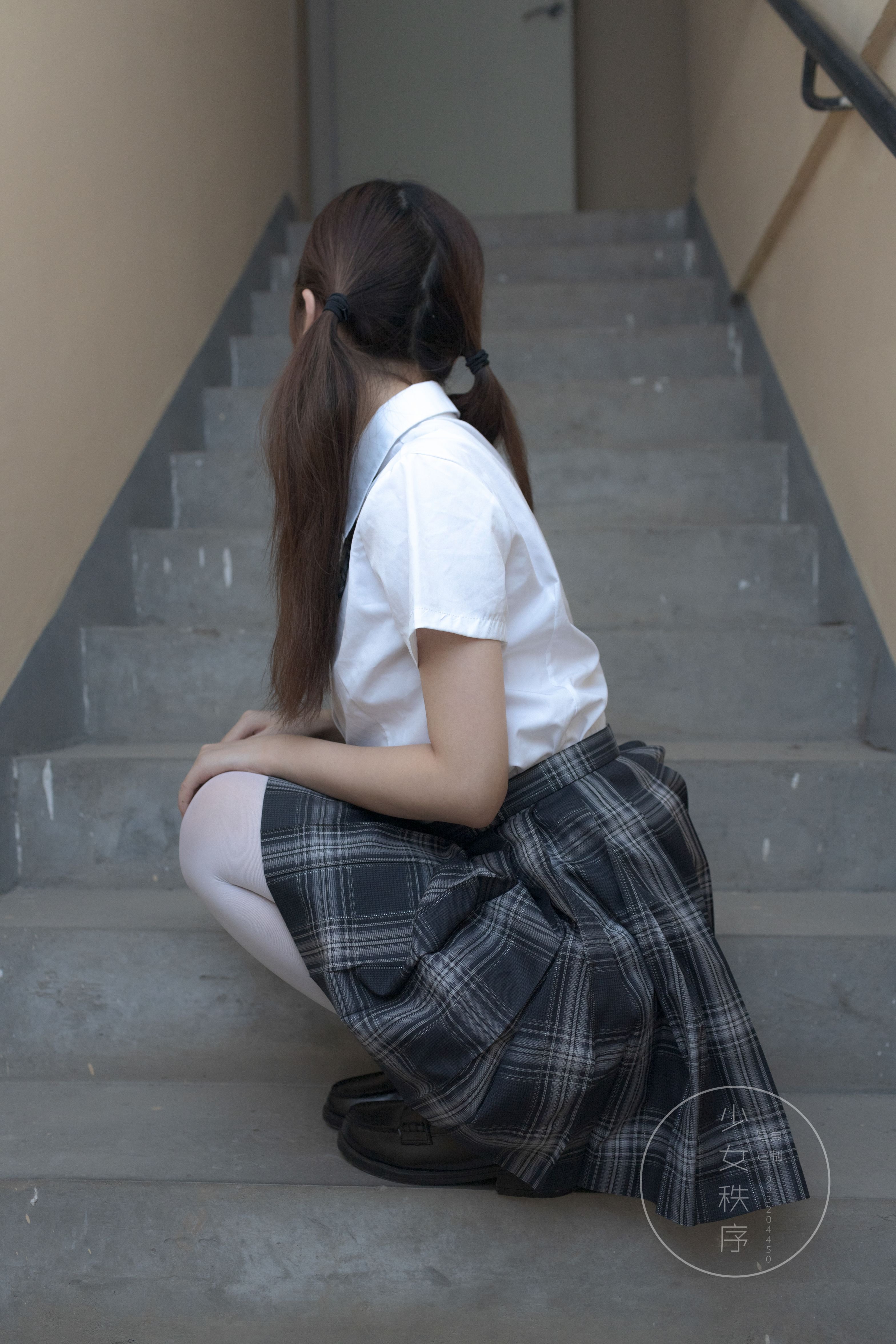 少女秩序 楼道无内白丝JK少女 42