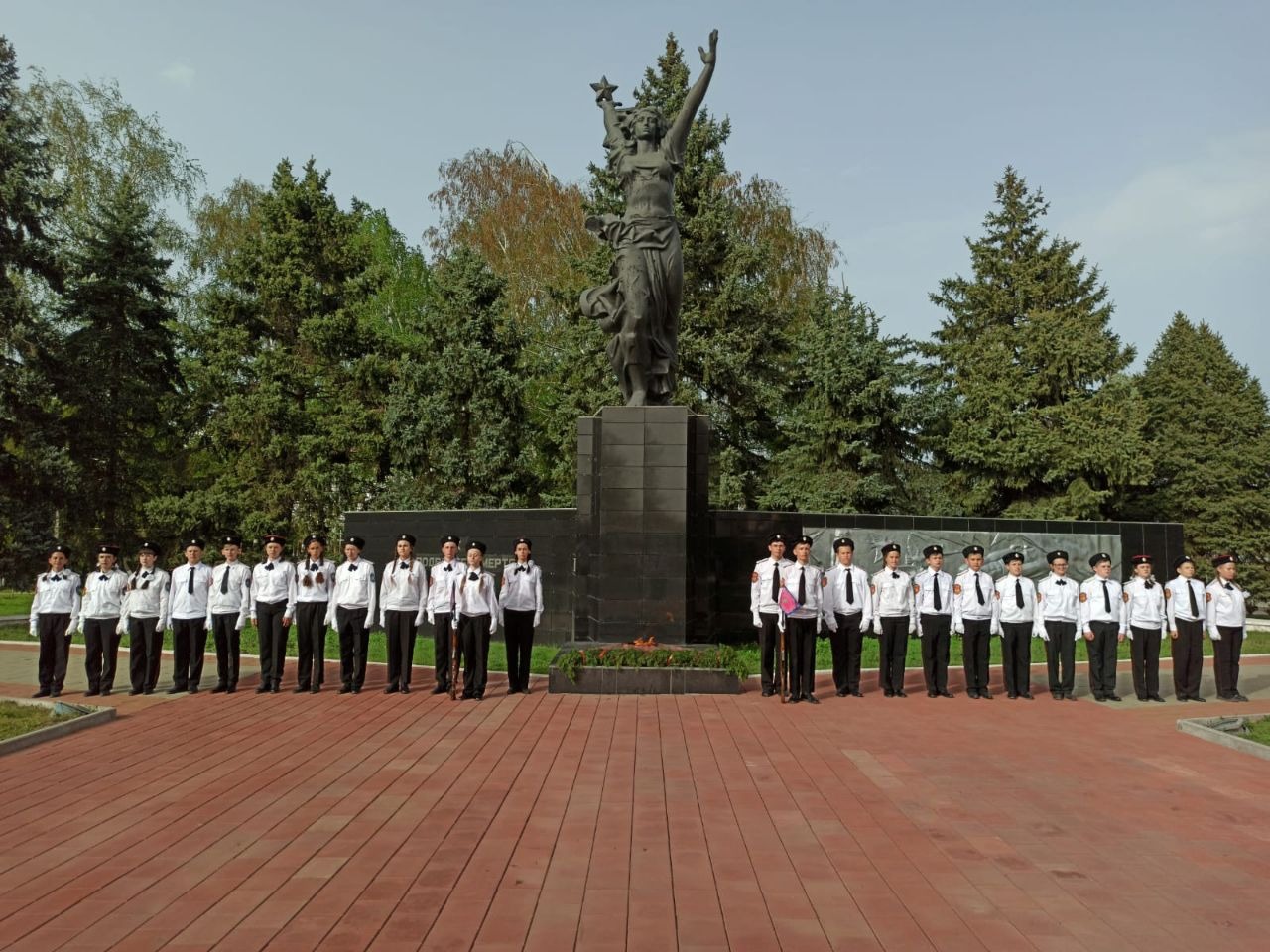 Мемориал 2023. Мемориальный комплекс Ника Курганинск. Мемориал воинской славы Лысьва. Мемориальный комплекс воинской славы Южноуральск. Монумент славы – памятник защитникам Родины.