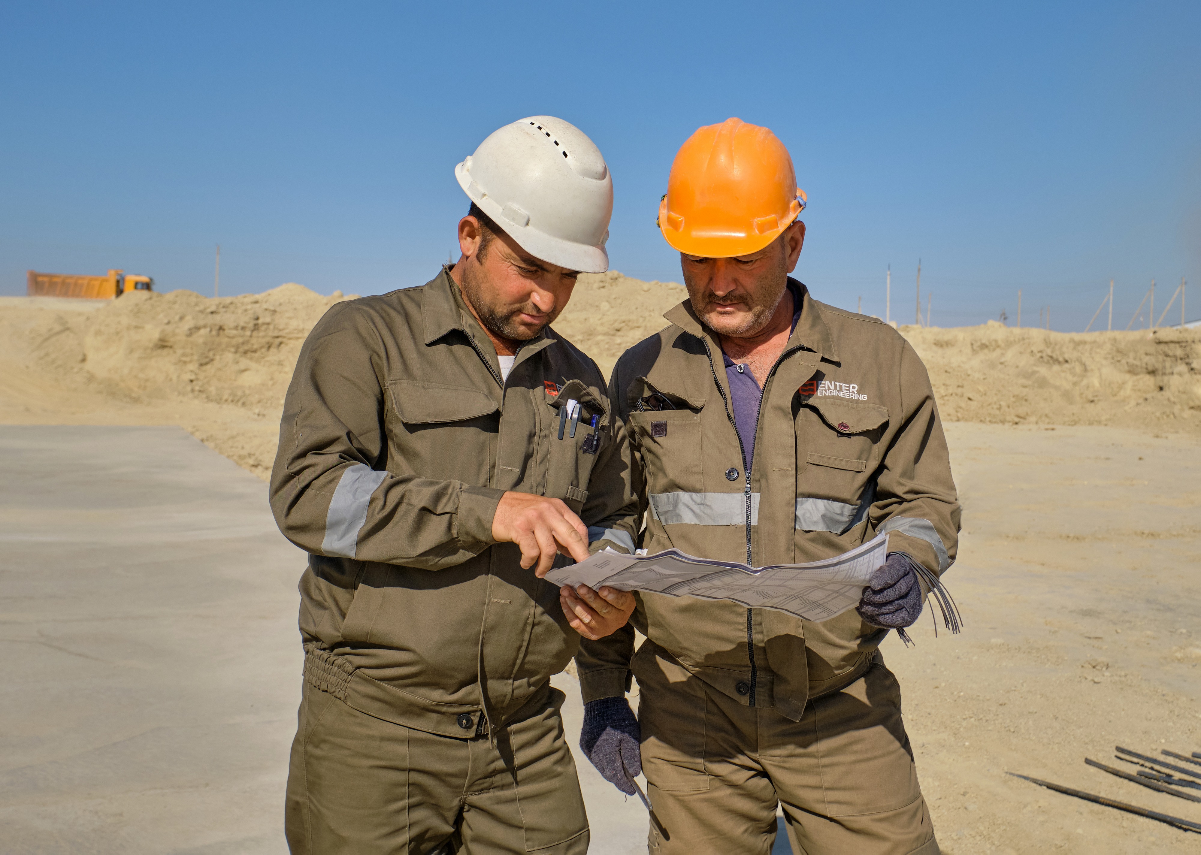 Бригадир рабочих на складе. Стал бригадиром. Команда рабочих. Бригадир прораб. Стал бригадиром.