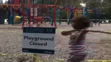 Lo que hace una niña al ver el parque cerrado por la pandemia