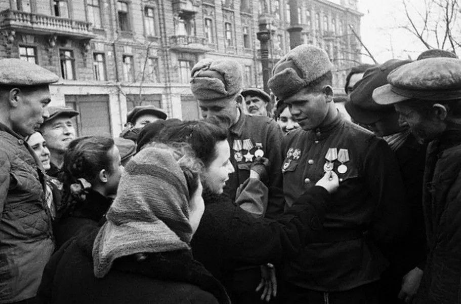 Черно белое фото день победы 1945