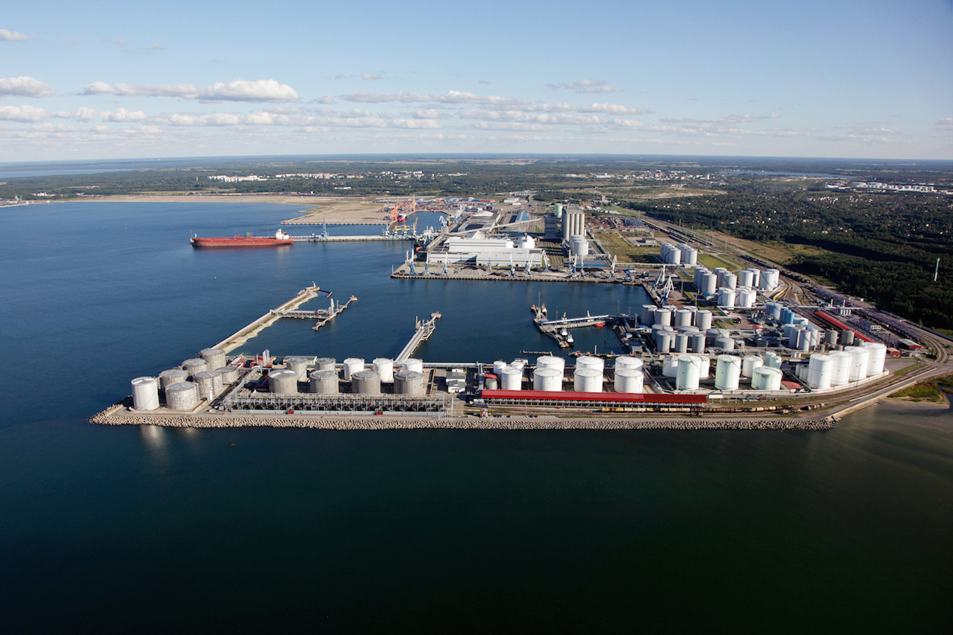 Береговой завод. Порт Мууга Таллин. Грузовой порт Таллин-Мууга. АО морской нефтяной терминал.