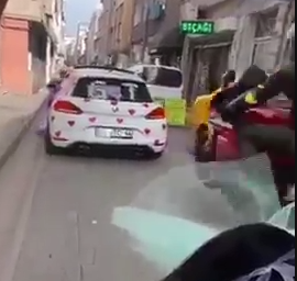Novato en moto por la calle