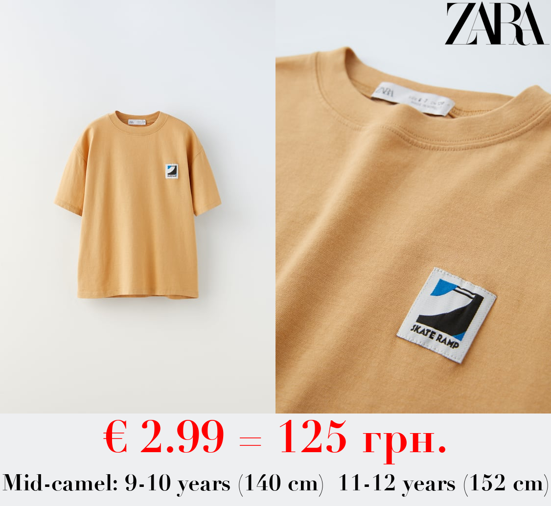 T-SHIRT WITH TAG APPLIQUÉ