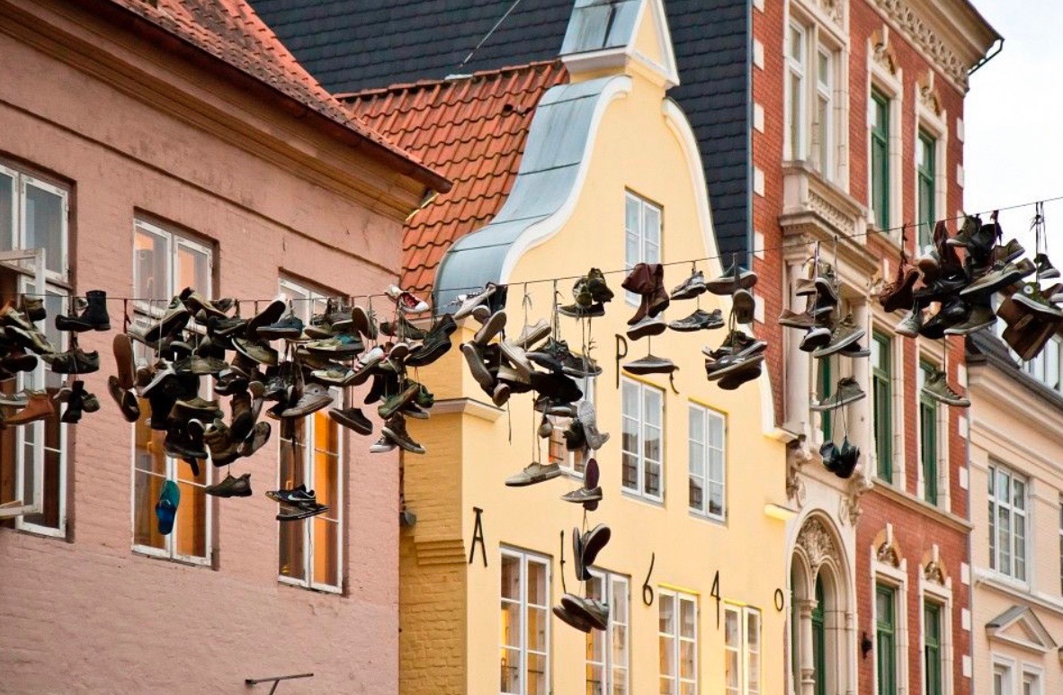 ЗАЧЕМ ВЕШАЮТ КРОССОВКИ НА ПРОВОДА? – Telegraph