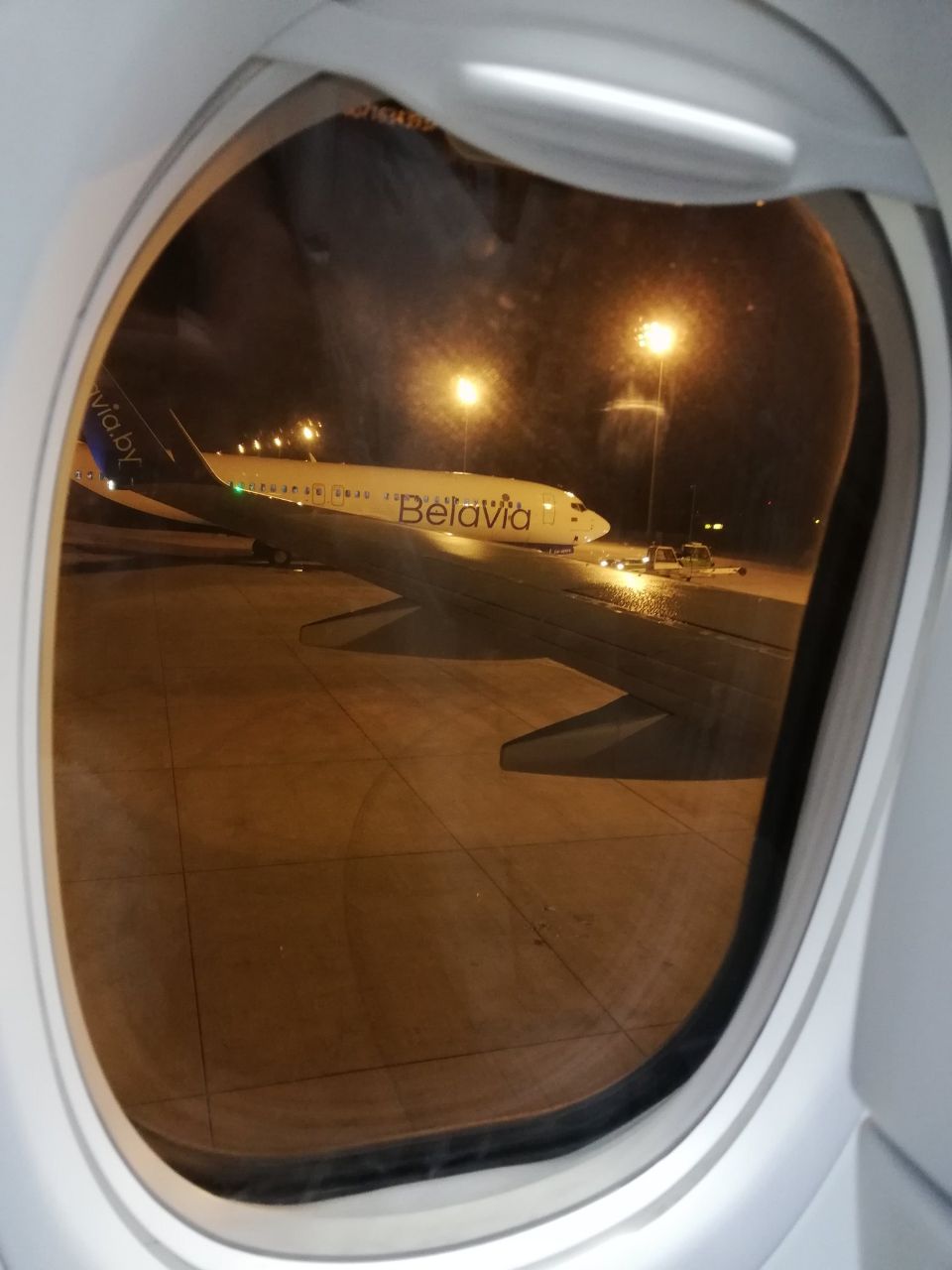Фото из окна самолета ночью