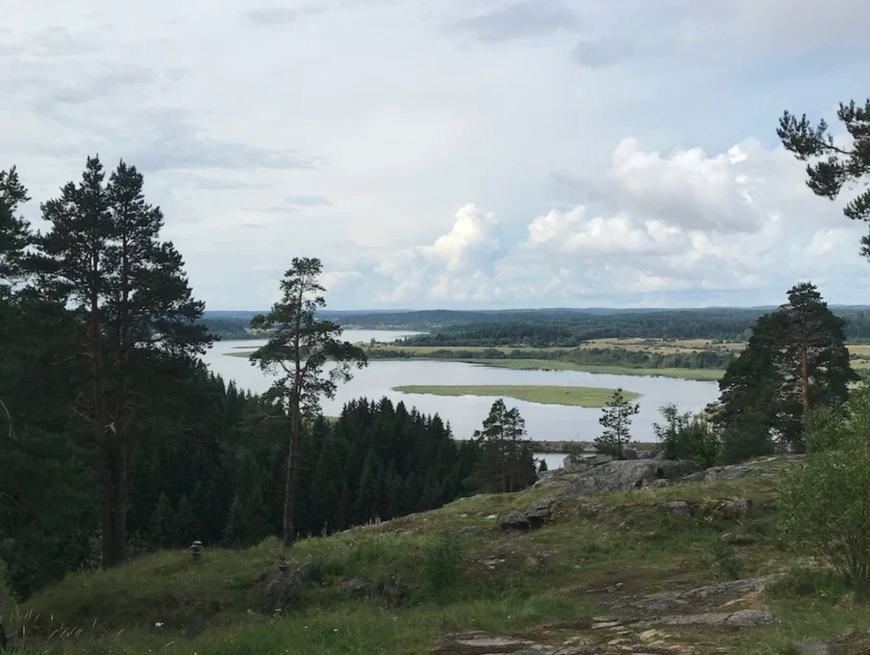 Медвежьегорск место съемок. Медвежьегорск Карелия любовь и голуби. Карелия Медвежьегорск река Кумса. Китайское озеро Медвежьегорск. Медвежьегорск река.