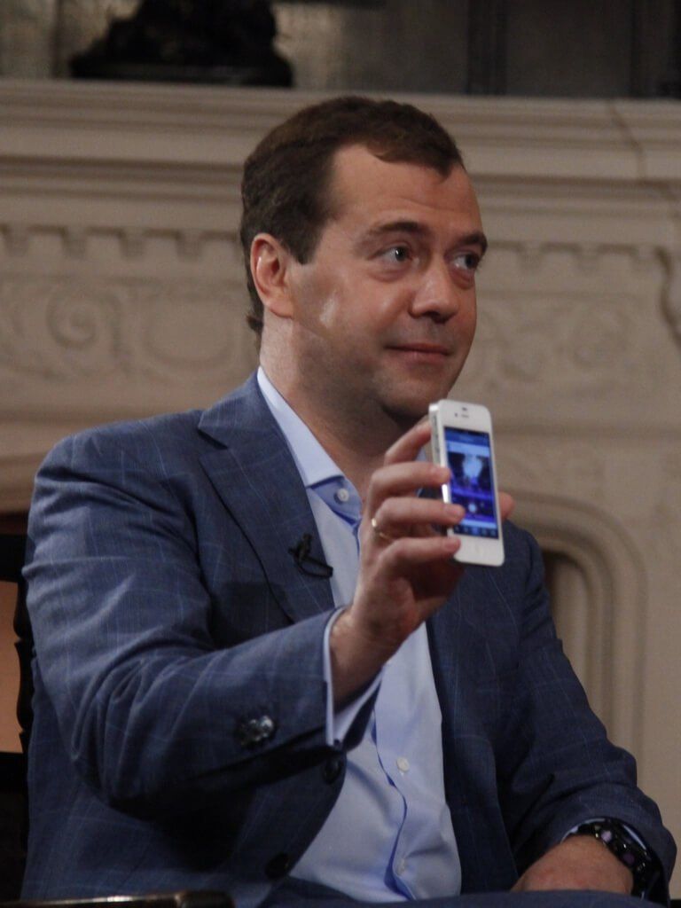 Медведьев. Айфончик Медведев Дмитрий. Медведев iphone. Дмитрий Медведев с айфоном. Дмитрий Медведев и Стив Джобс.