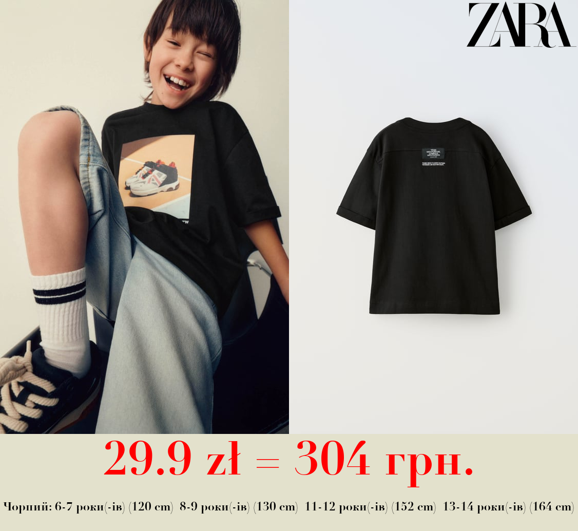 ФУТБОЛКА З ПРИНТОМ У ВИГЛЯДІ БАСКЕТБОЛЬНИХ КЕДІВ