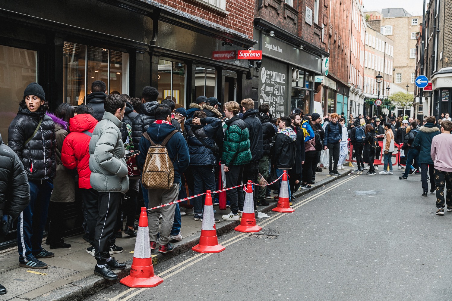 Queue is currently closed. Очередь в Лондоне. Люди в очереди. Очереди в Великобритании. Очередь на дроп.