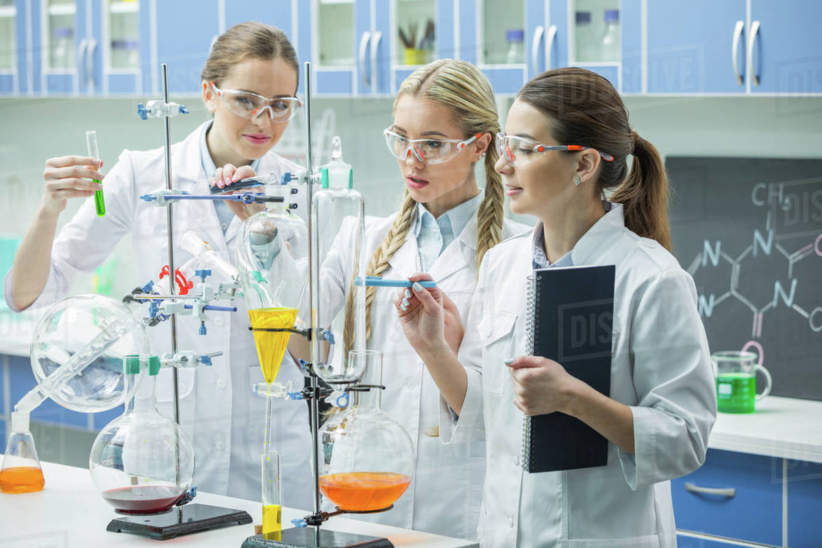 Ученые химики в лаборатории