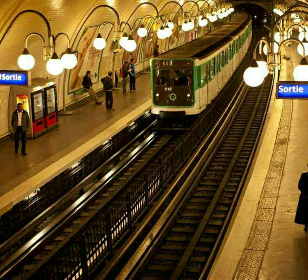 Люди в метро Париж