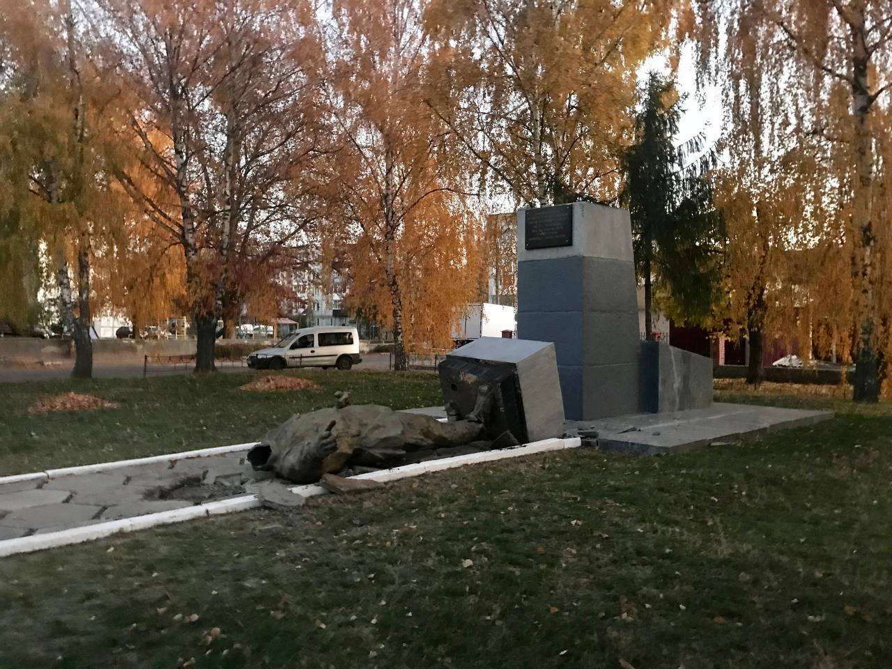 Разрушенный памятник. Лубны памятник Чапаеву. Снесли памятник Чапаеву в Полтаве. Памятник Чапаеву на Украине. Уничтоженные памятники на Украине.