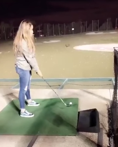 Su primera vez jugando al golf