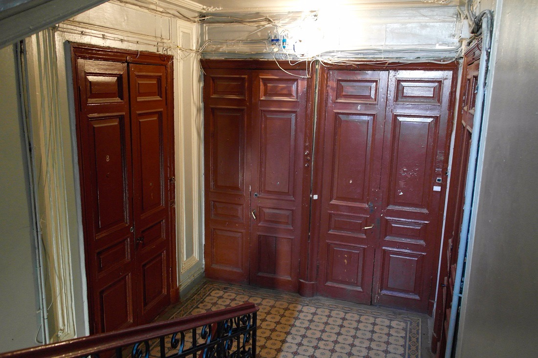 Старые входные двери в квартире. Старая входная дверь. Входная дверь в Старом фонде. Советские деревянные двери. Подъезды в сталинских домах.