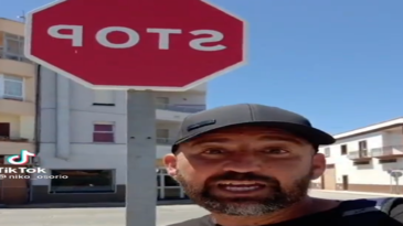 ¿Por qué la señal de Stop está en inglés?