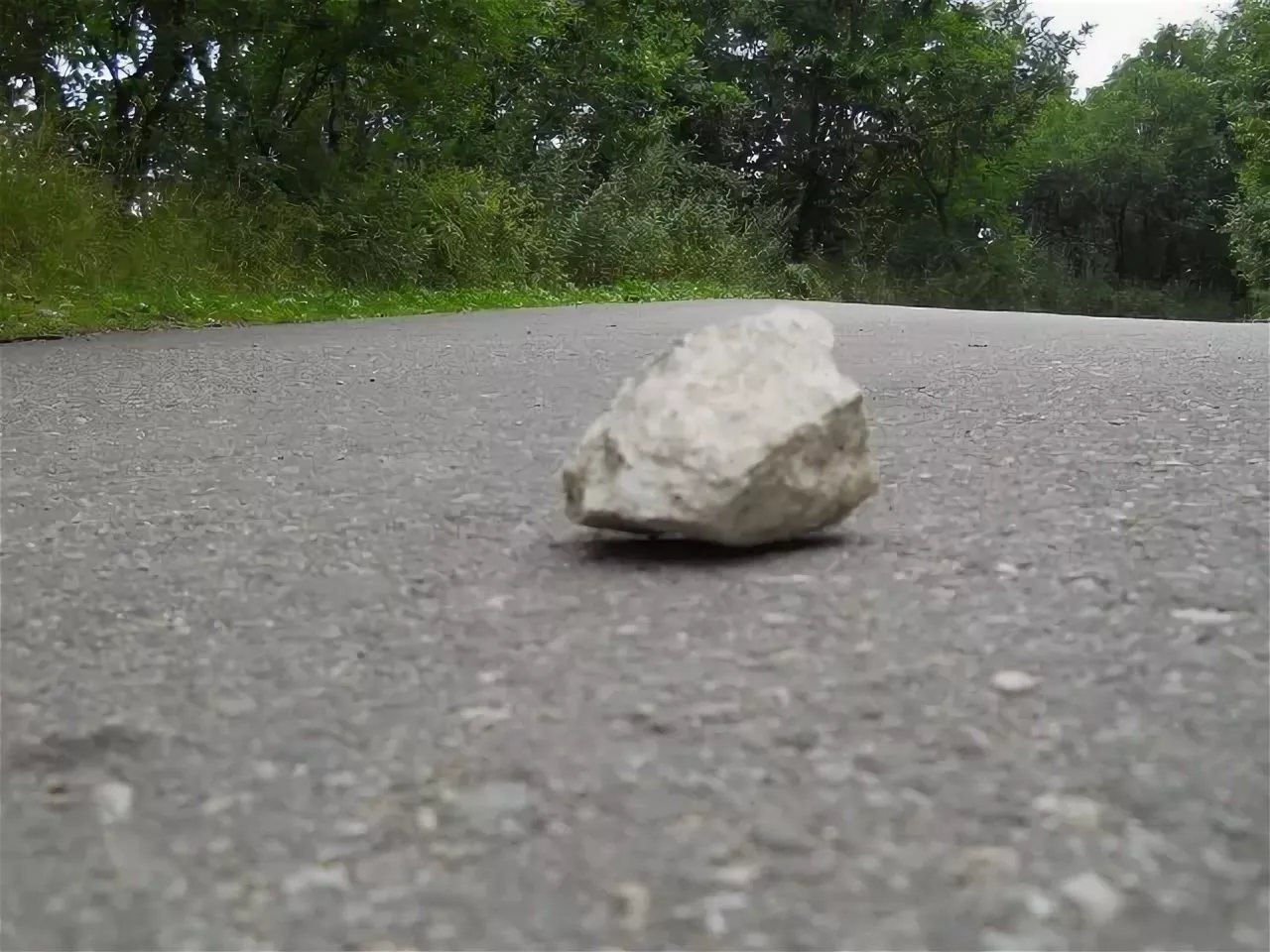 Просто будь камнем. Камень на дороге. Камушки на дороге. Камень надароге. Мелкие камни на дороге.