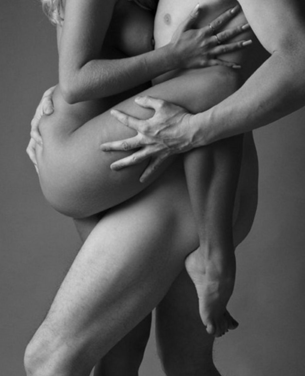 обниматься голыми мужчина с женщиной фото 62