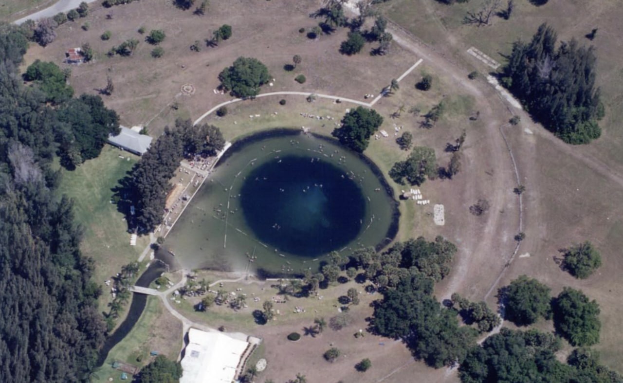 Самое маленькое озеро в америке. Сарасота озеро. Сарасота Флорида озеро. Сарасота озеро площадь.