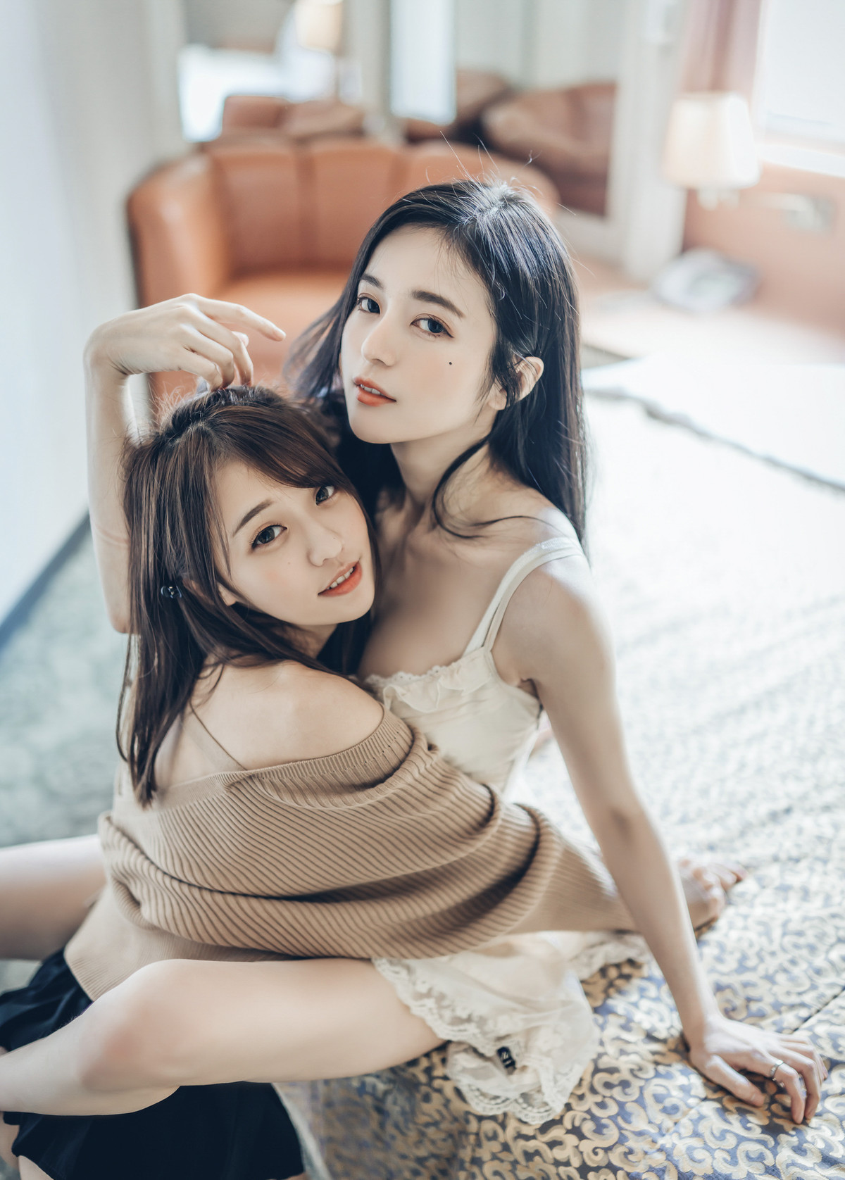我的大小女友❤️ 妍妍+辰辰 ?情人節帶兩位女友開房間 超超透上衣 透明內褲 吸奶 揉胸 舌吻 局部特寫 Vol.01 6