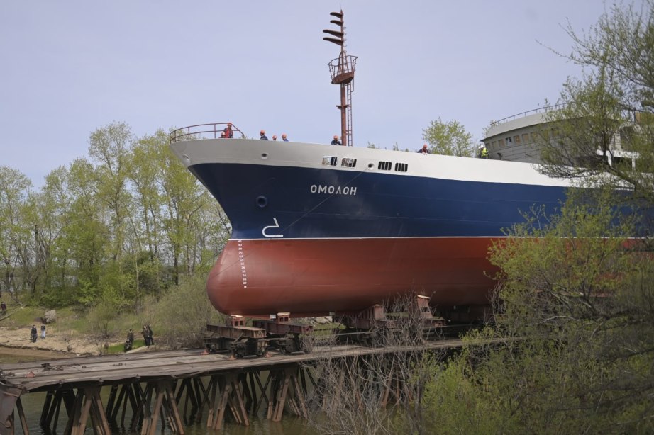В Хабаровске спустили на воду первое краболовное судно "Омолон" местного производства.