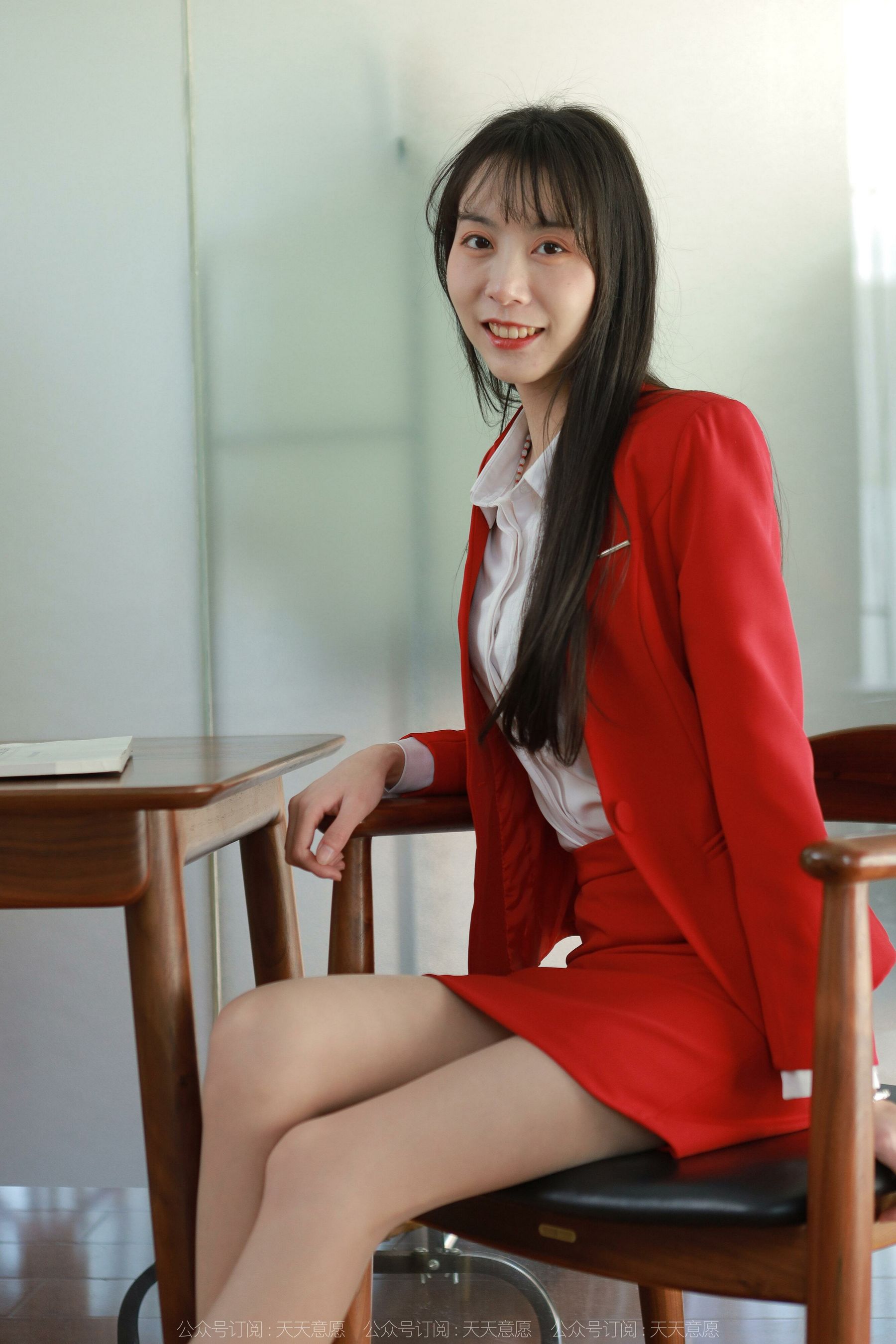 [异思趣向IESS]_模特：团团_《红裙丽人大长腿》-写真图集共85P 4