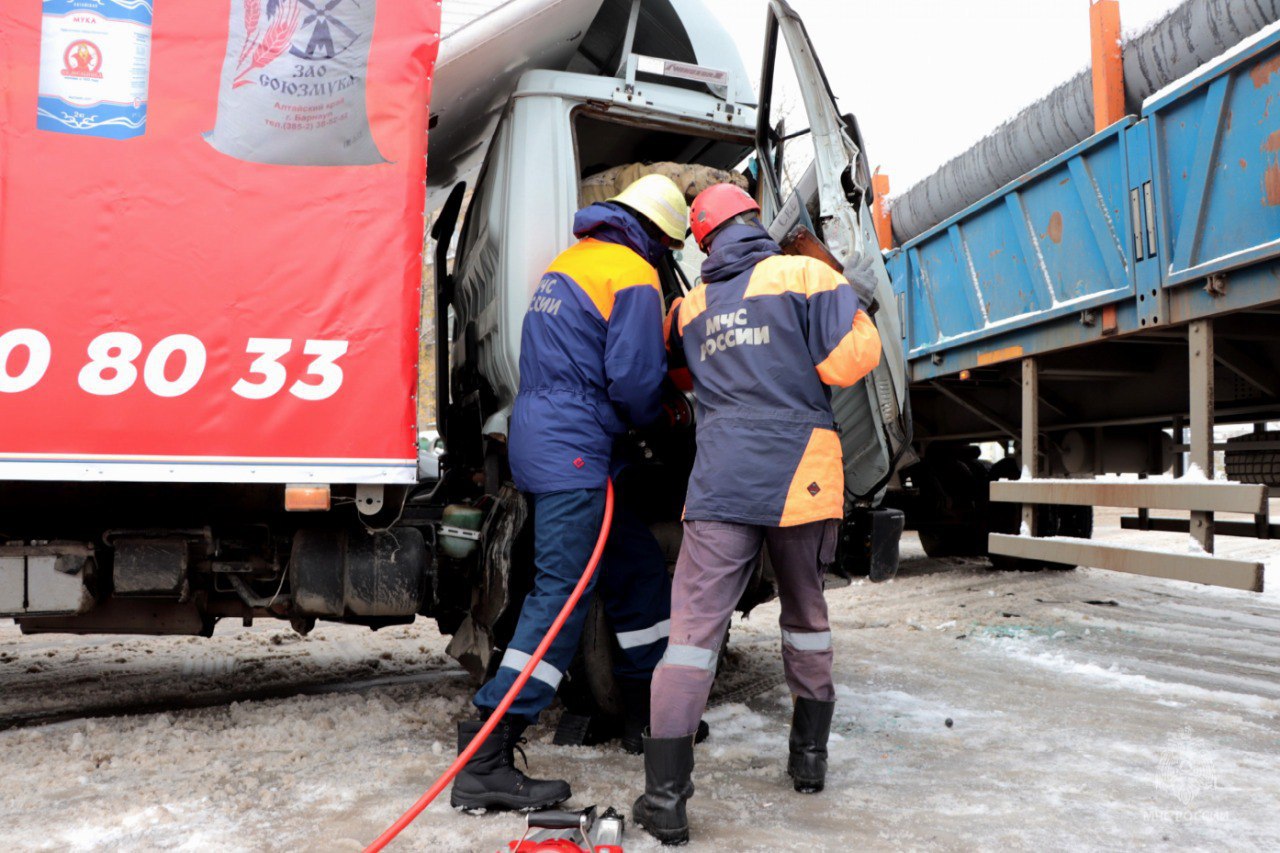 Помощь спасателей на дороге потребовалась водителю грузовика в Хабаровске