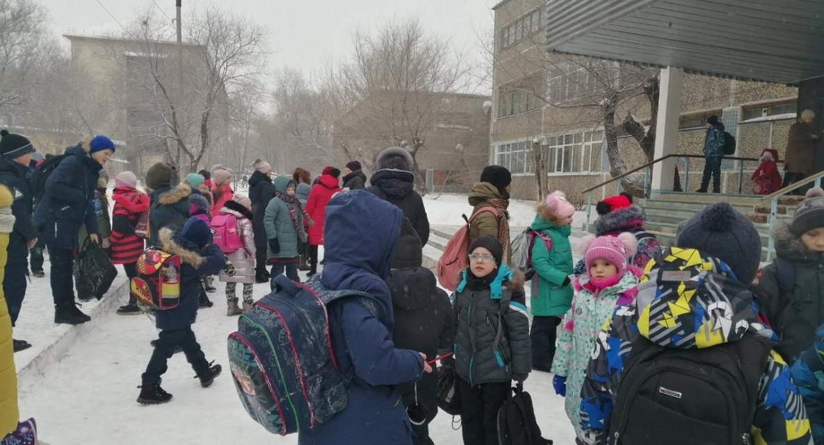 В Хабаровске эвакуируют все школы