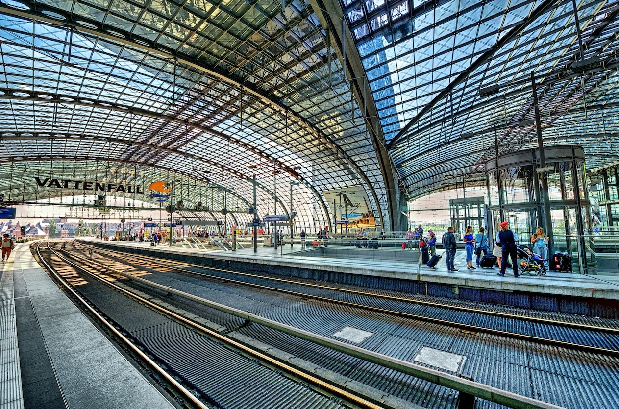 Сколько в берлине. Берлин вокзал Hauptbahnhof. Главный вокзал Берлина Hauptbahnhof. Берлинский Центральный вокзал. Многоуровневый вокзал Berlin Hauptbahnhof.