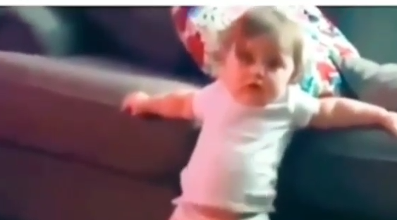 Intentando disimular el pedo