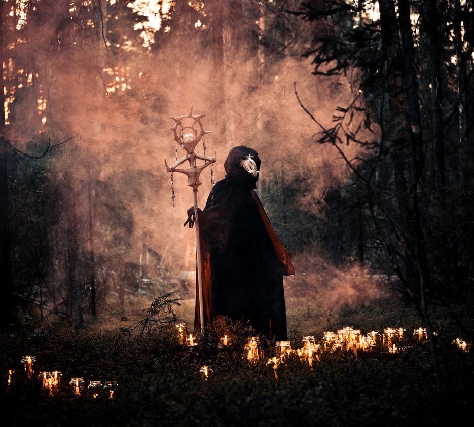 Фотосессия со свечами в лесу