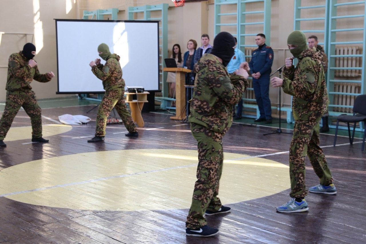 Клуб военных. Звезда военно патриотический клуб Курган. Охрана школы в Луганске. Станислав школьный Луганск.