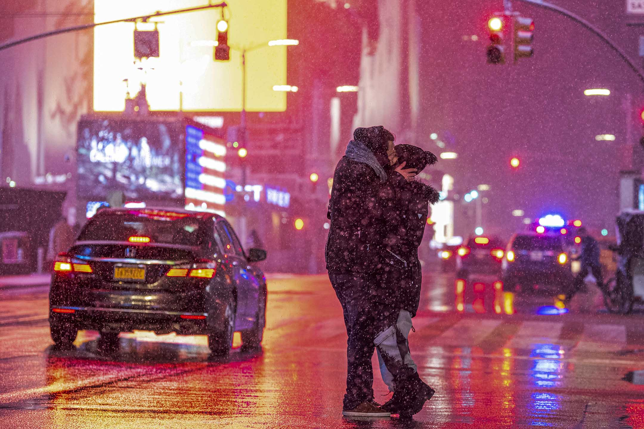 2022年1月28日纽约，情侣在纽约时代广场亲吻。摄：Alexi Rosenfeld/Getty Images