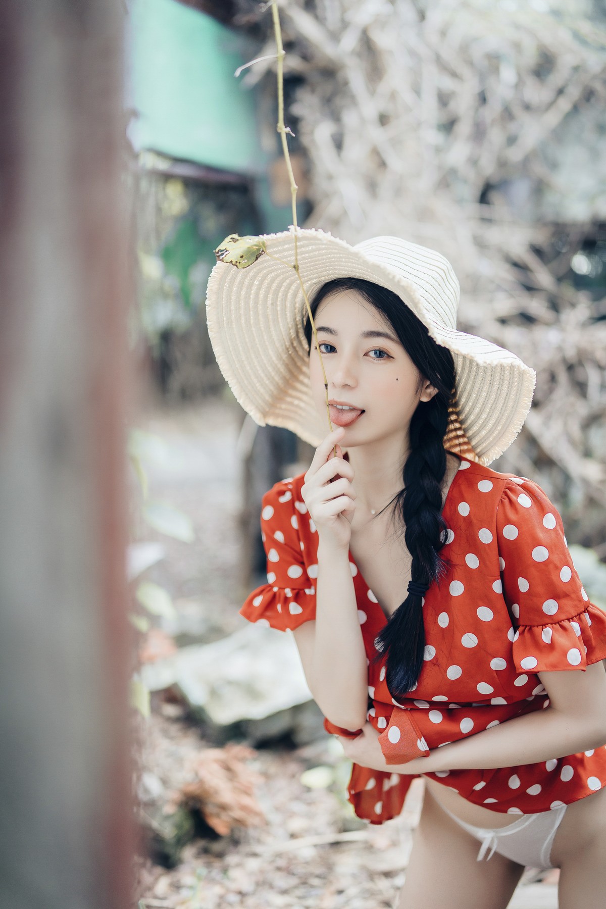 巨乳仙仙辰 野外露出初體驗❤️ 紅衣+透明內褲 裸上身吊帶褲 透明白色罩衫 Vol.01 59