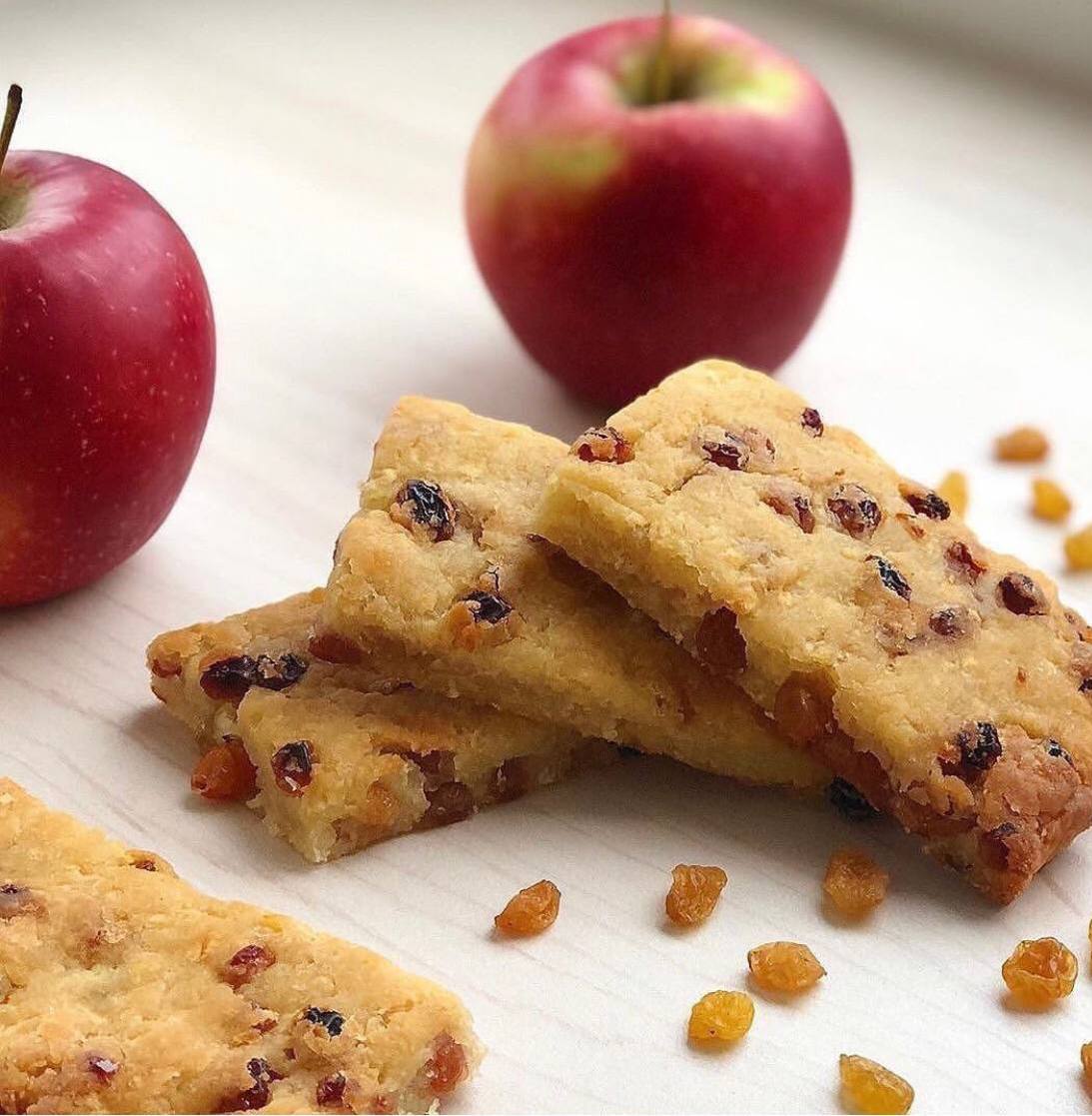 Вкусняшка из яблочного пюре и желатина. Яблочный сахар. Пп шарлотка с яблоками. Шарлотка с яблоками. Яблоки в сахаре.