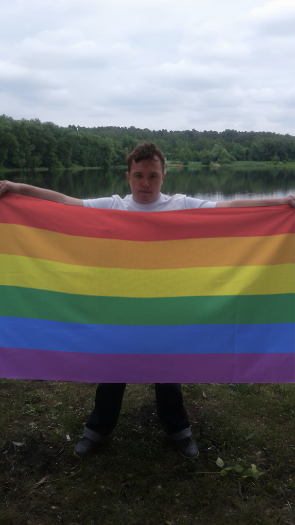 миша анимешник с флагом LGBT+