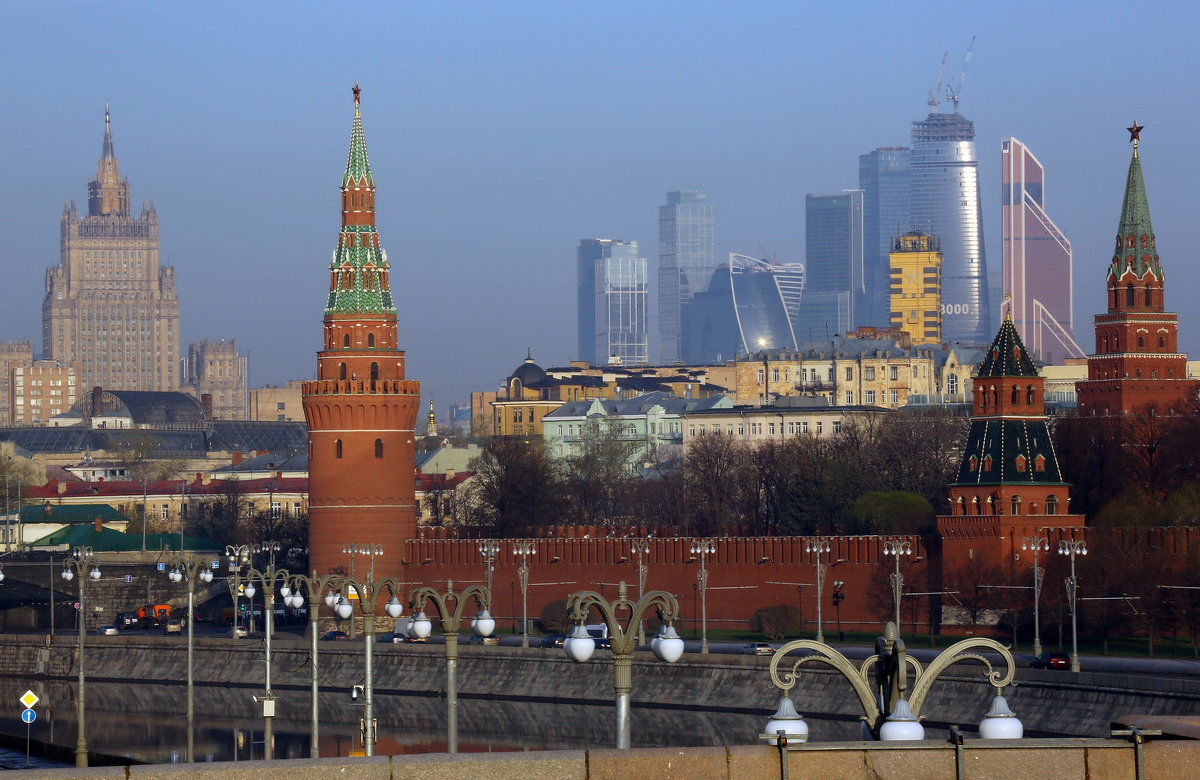 Нужно ли в москву. Москва Сити и Кремль. Кремль на фоне Москва Сити. Москва красная площадь Сити МГУ. Москва Сити с кремлевской набережной.